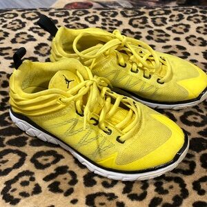 Jordan’s yellow and black size youth six
